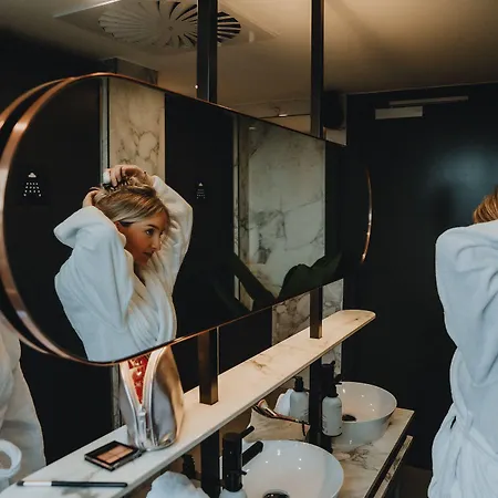 This HoTel *