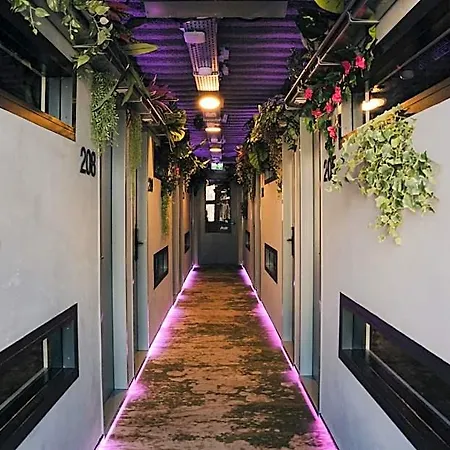 Hostel This HoTel