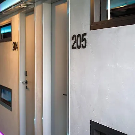 Hostel This HoTel *