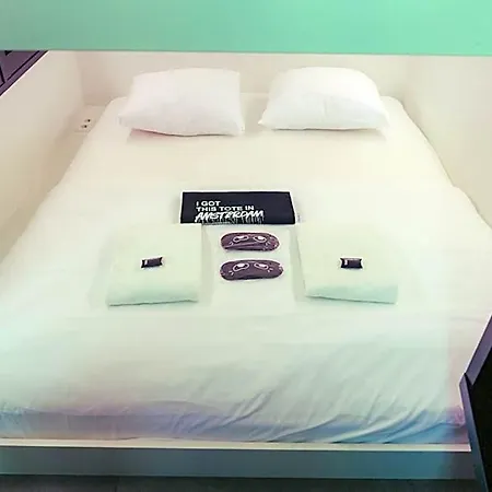Hostel This HoTel *