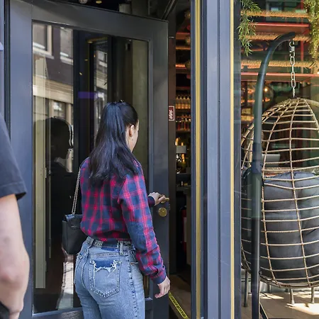 This HoTel