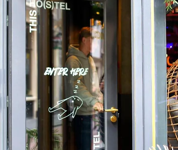 Hostel This HoTel *